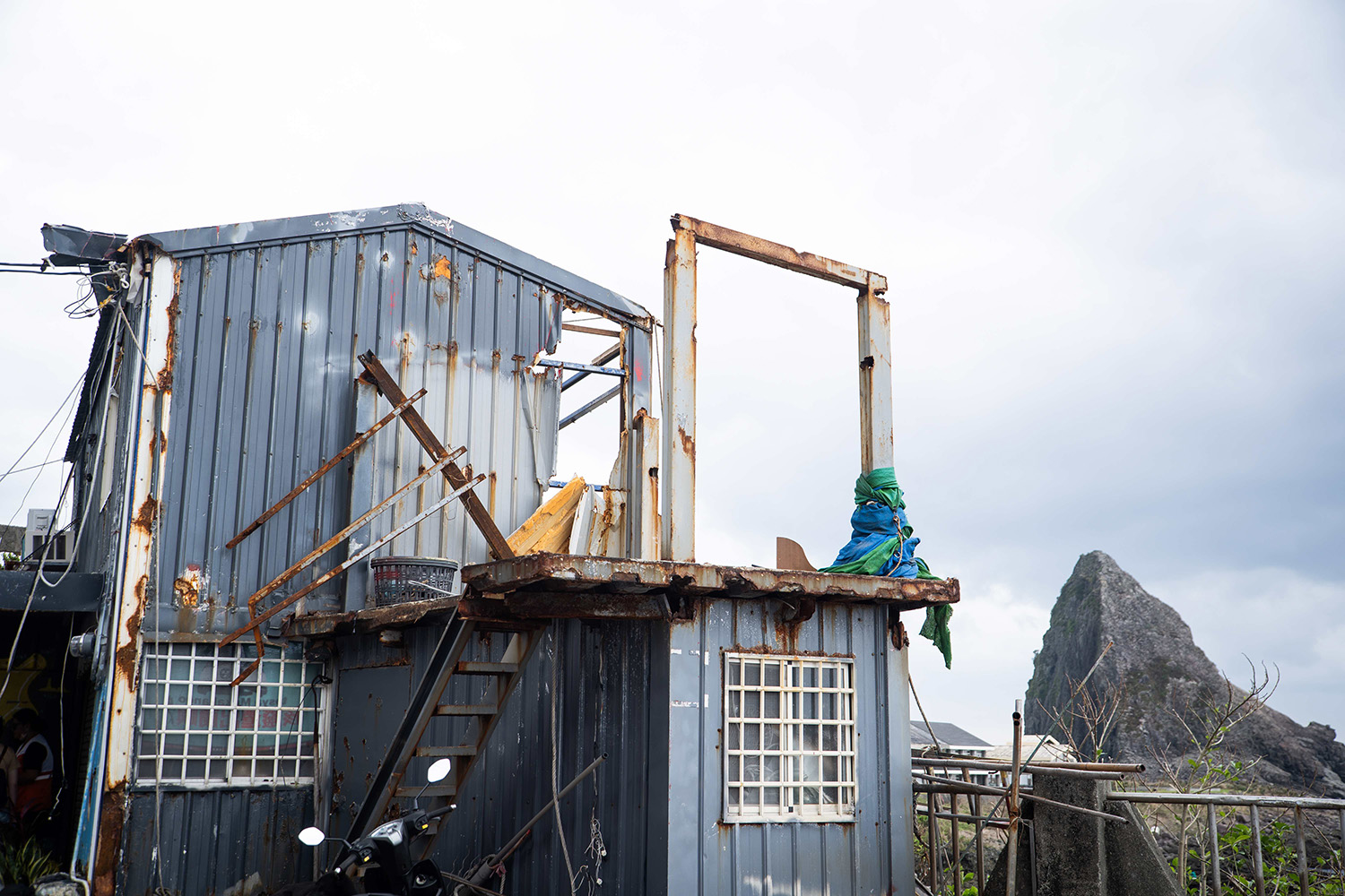 自10月4日小犬颱風強襲蘭嶼，轉眼災後近一個月，遭破壞的房舍殘骸仍在島上隨處可見 (台灣世界展望會提供)
