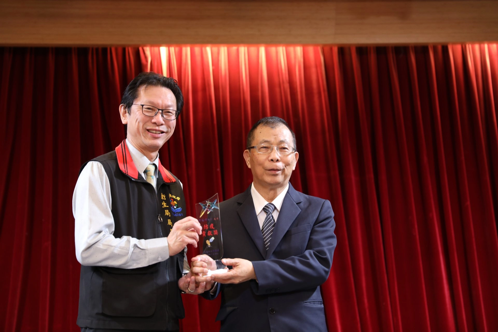 花蓮縣衛生局局長朱家祥感謝副院長吳彬安，帶領團隊投入防疫工作，貢獻良多。