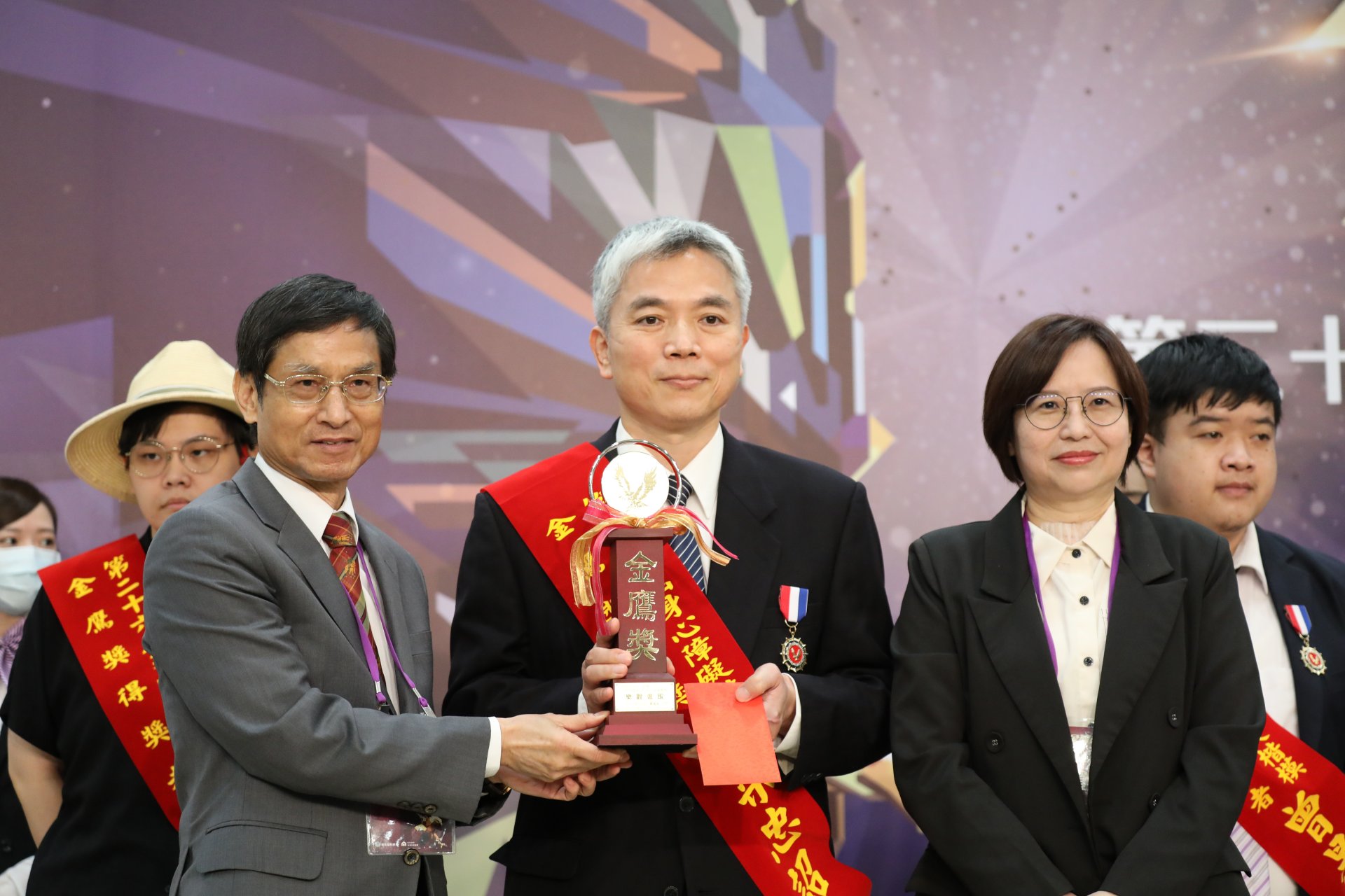 在花蓮服務超過三十年，梁忠詔主任就下鄉家訪超過三十年，就為了能更好的幫助有需要的病人。