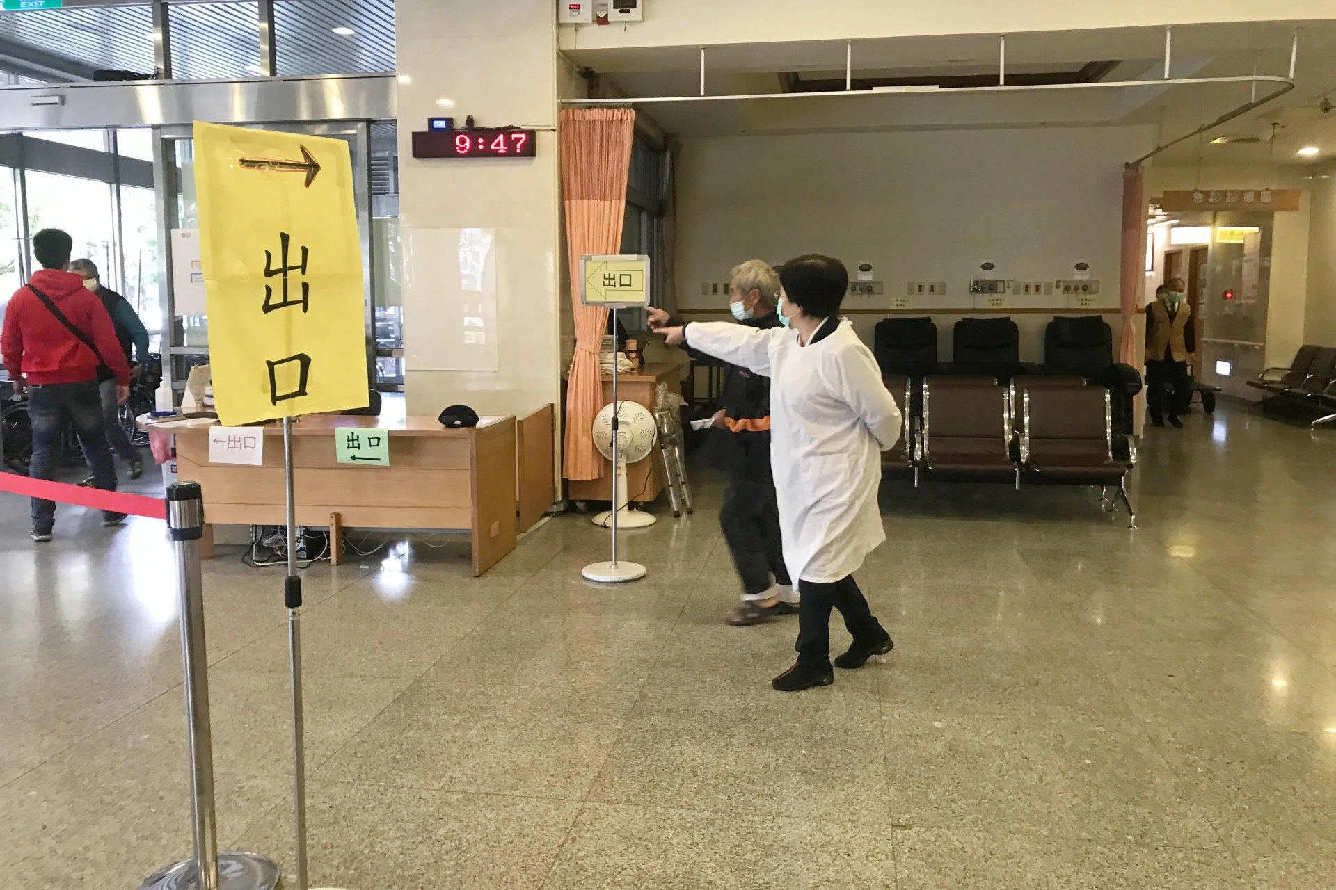 花蓮慈院建立「黃金人口」人才資料庫來留才，在新冠肺炎疫情期間，醫院人力缺乏，退休同仁返院支援管制口量體溫輪班及引導。