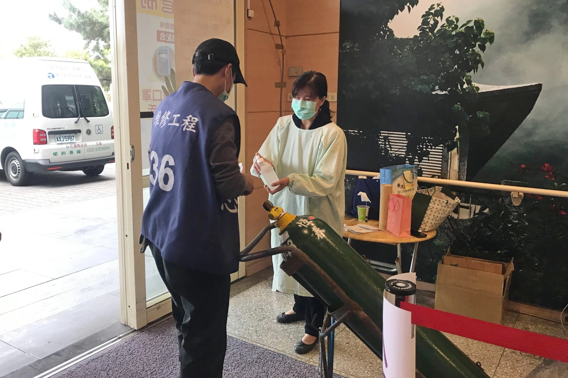 花蓮慈院建立「黃金人口」人才資料庫來留才，在新冠肺炎疫情期間，醫院人力缺乏，退休同仁返院支援管制口量體溫輪班及引導。