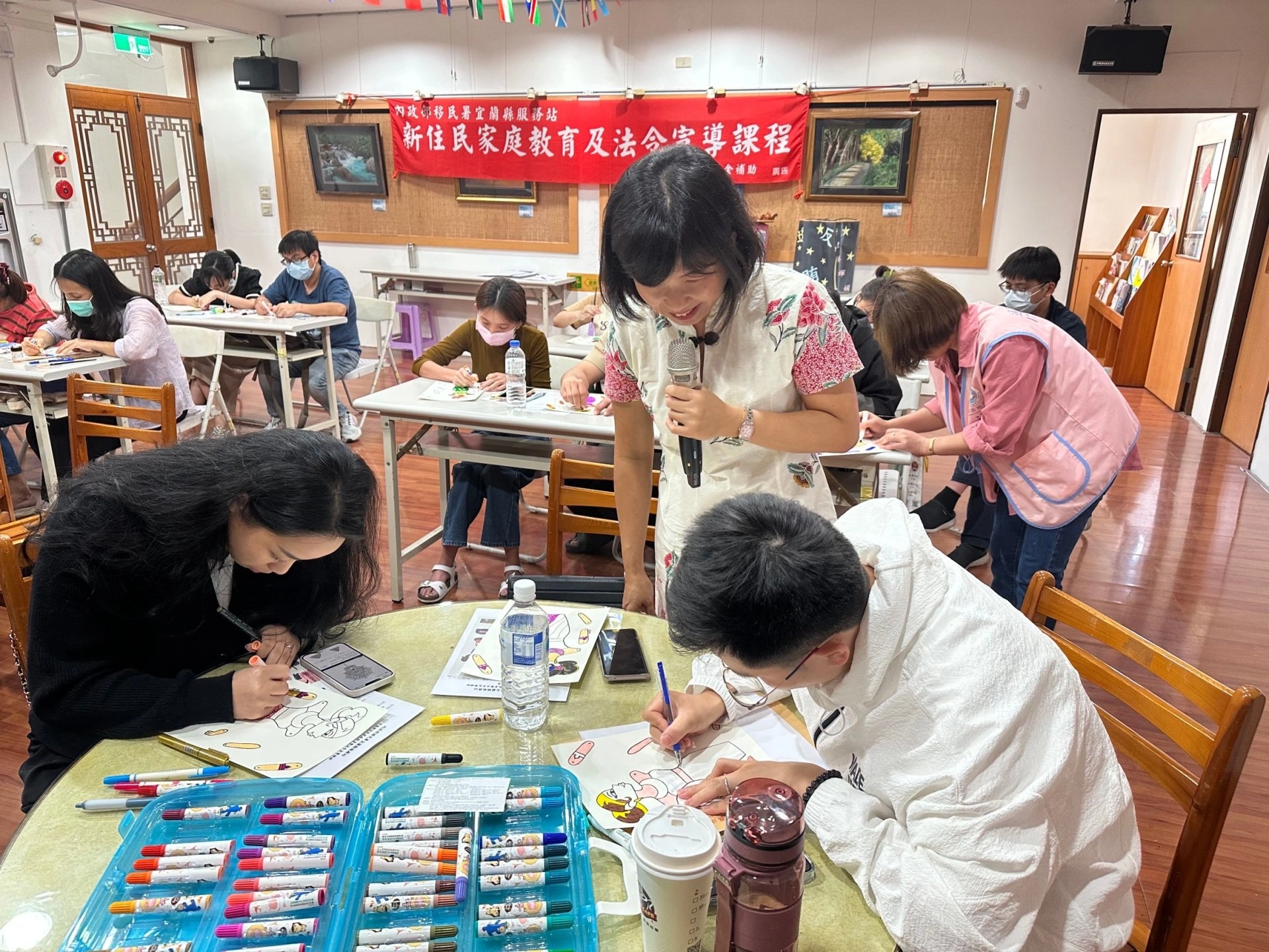 印尼講師張美君女士指導新住民學員製作皮影情形。