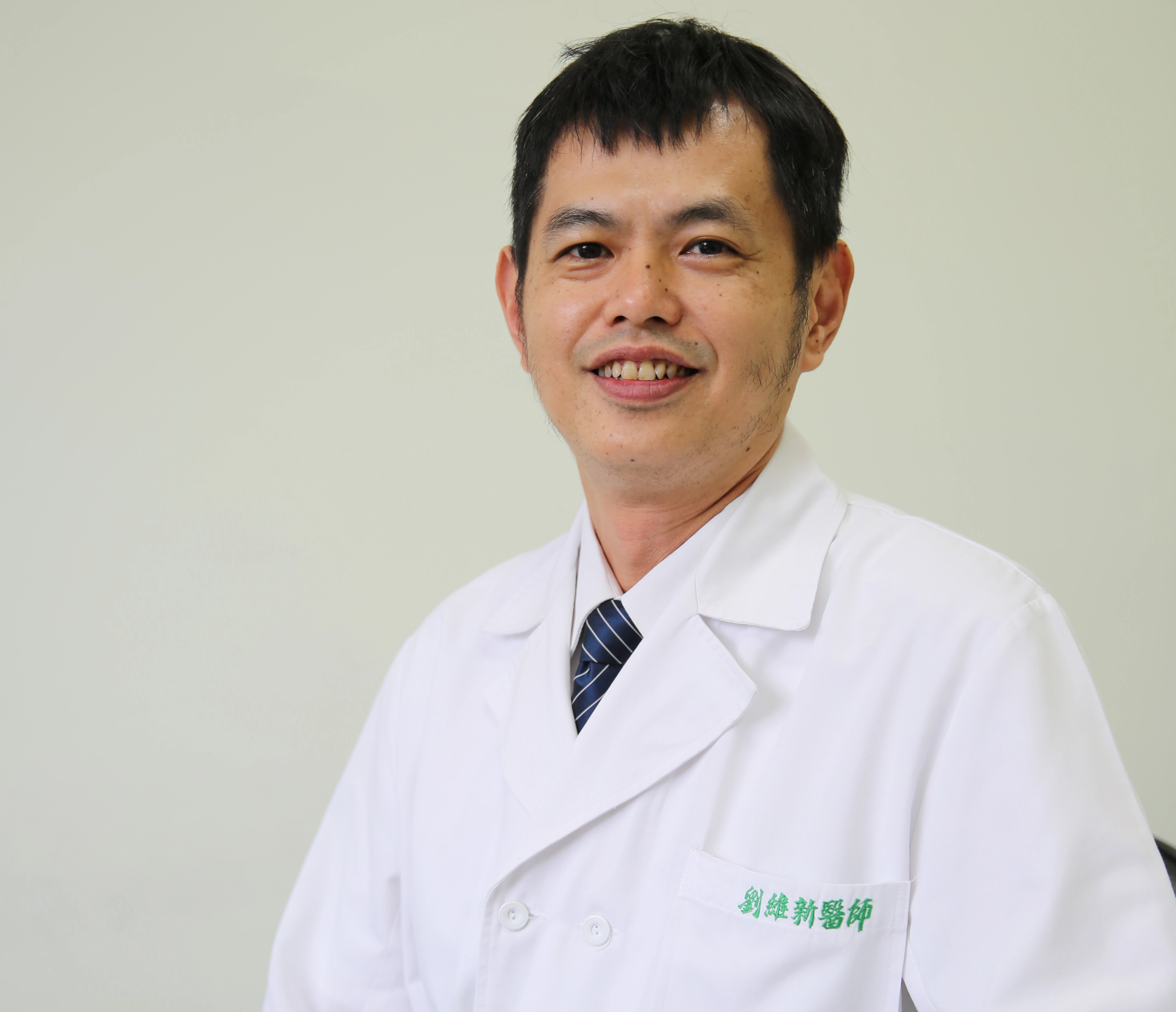 劉維新主任表示，當時的情況若不使用機械式抽栓，就需考慮在分岔的兩條大血管做分岔支架，不僅手術時間長、術式複雜，長期效果也較單支架差，因此多方考量後建議使用較少應用在心血管的「機械式血栓抽吸裝置」。