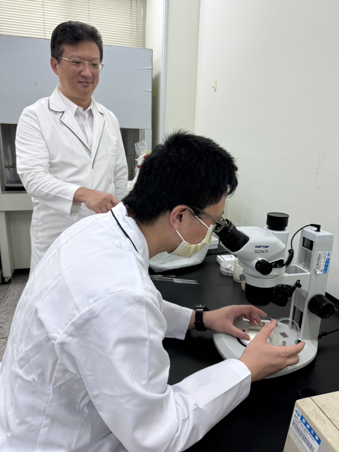 研究生黃吉禎同學進行線蟲實驗
