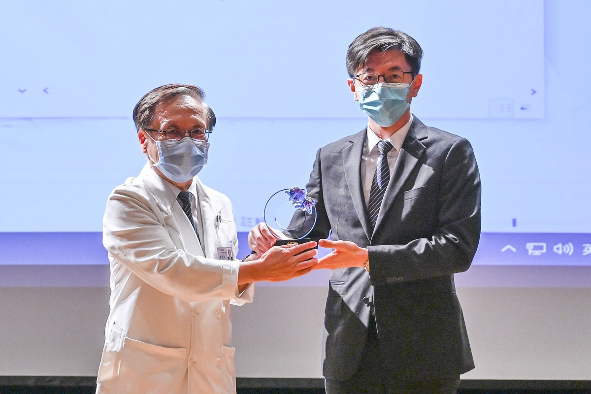 劉子弘醫師致力教研，創新全人教育，獲頒「優秀年輕醫師獎」肯定。