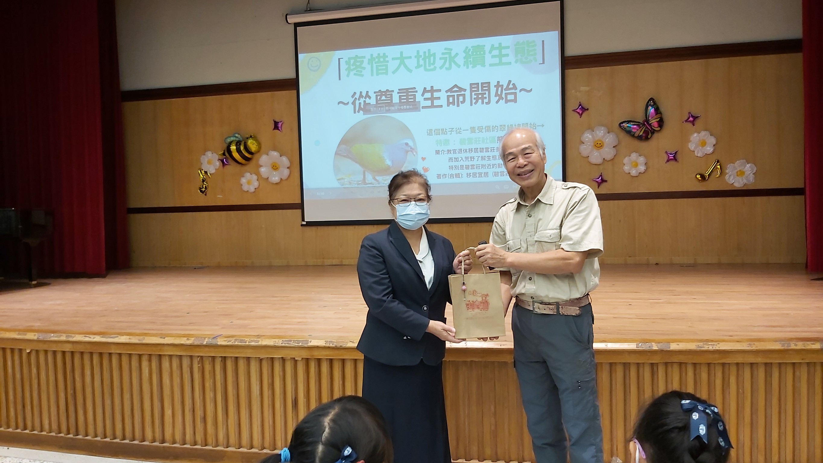 校長致贈結緣品感謝熊野爺的分享，熊野爺感動學生的表現，表示願意再到慈小分享。