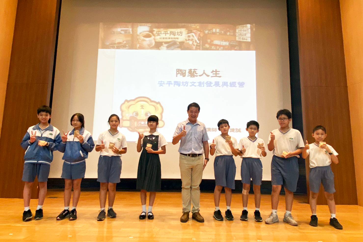 2024年是臺南建城四百年的日子，宋健誠老師特別準備精美劍獅與學生結緣。