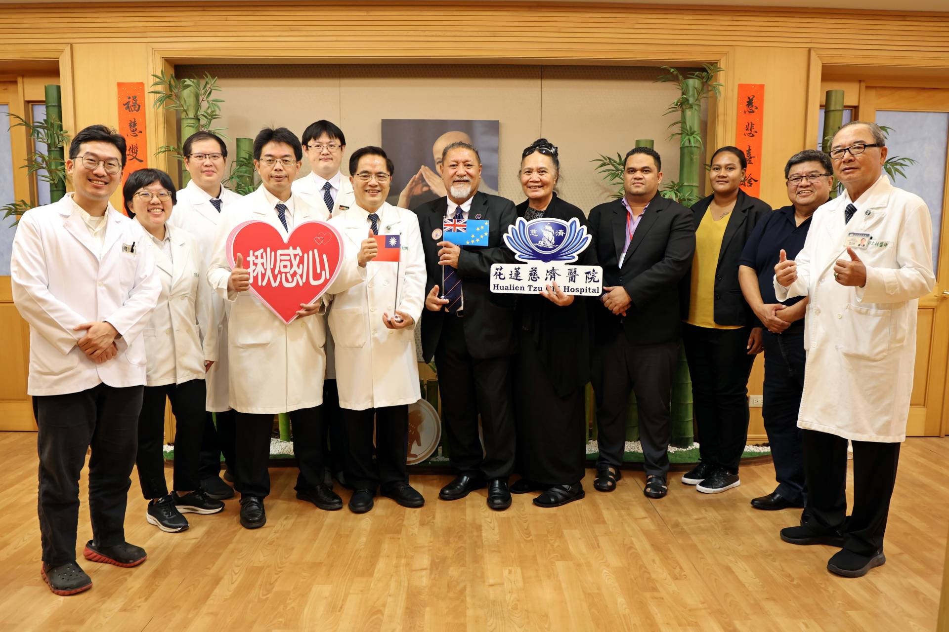 吐瓦魯共和國衛生部部長Isaia Taape於十一月十日抵花蓮慈濟醫院,與林欣榮院長、許文林副院長、何宗融副院長及多位中醫師座談交流中西醫合療成果。