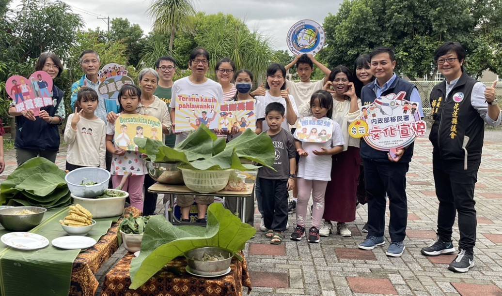 楊美華議員蒞臨現場(右一),全員大合照。