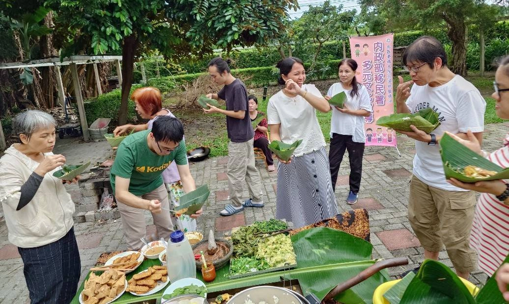 大家品嘗美食、聯絡情感。