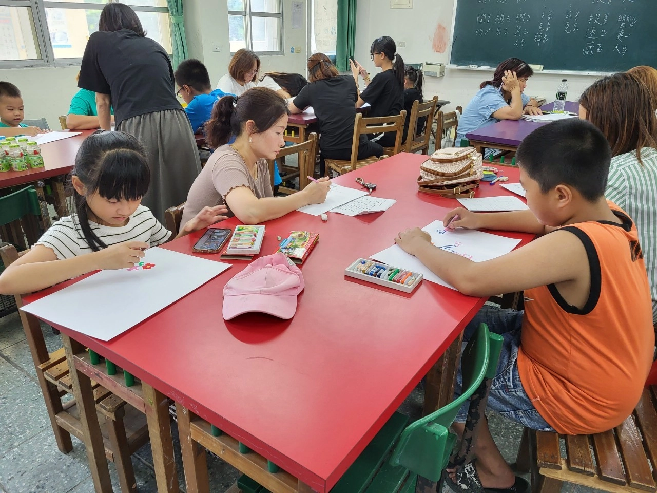 家長把孩子帶在身邊一起學習。