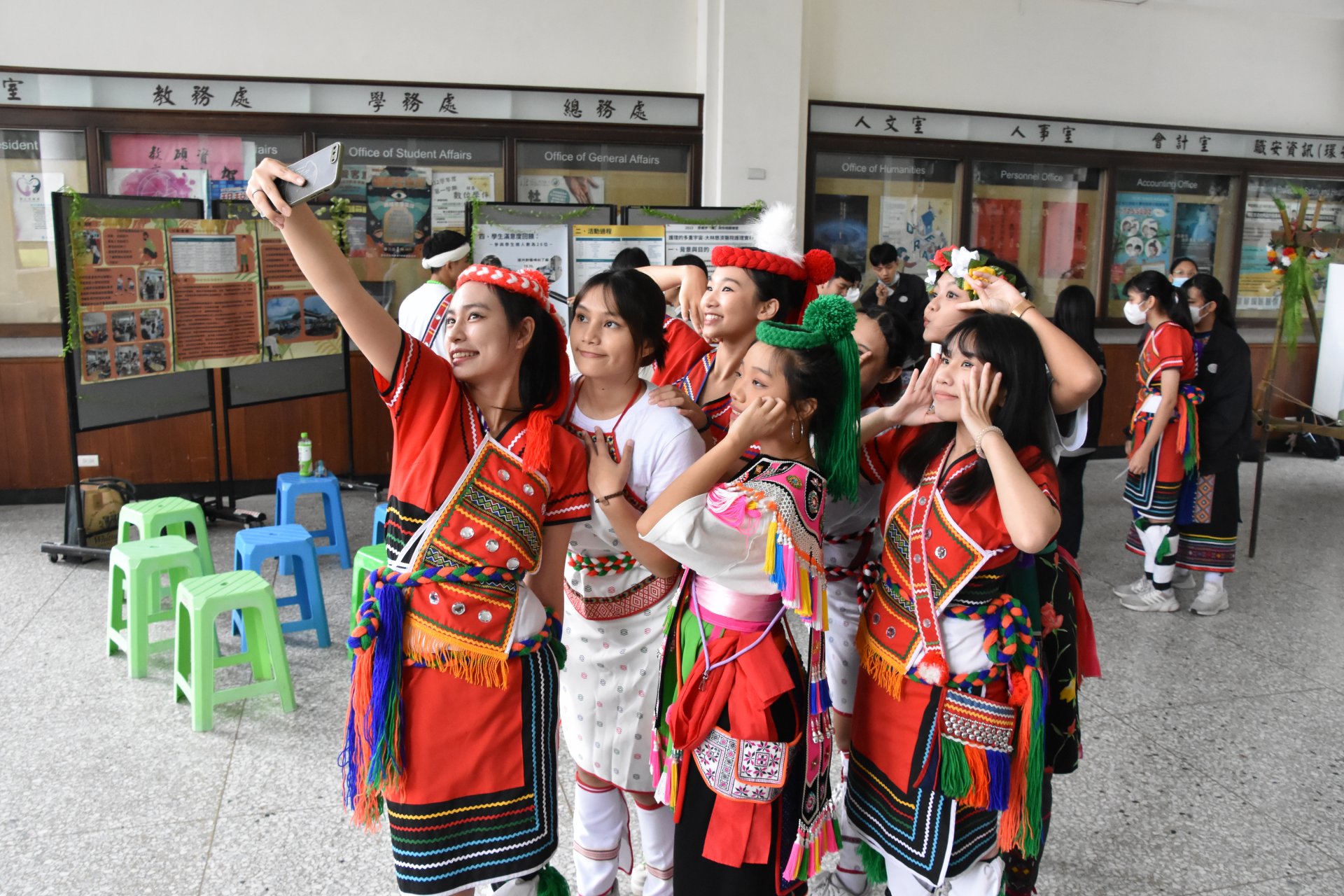 原住民族學生身族服開心合照。