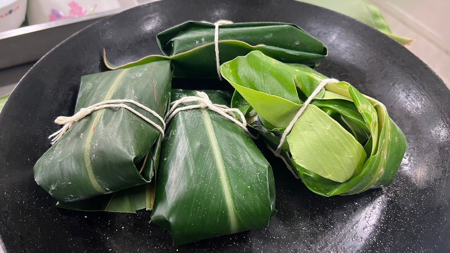 小米和糯米粉為食材的Abay阿粨,特地包覆了可食用的假酸漿葉,就是用來促進腸胃蠕動。