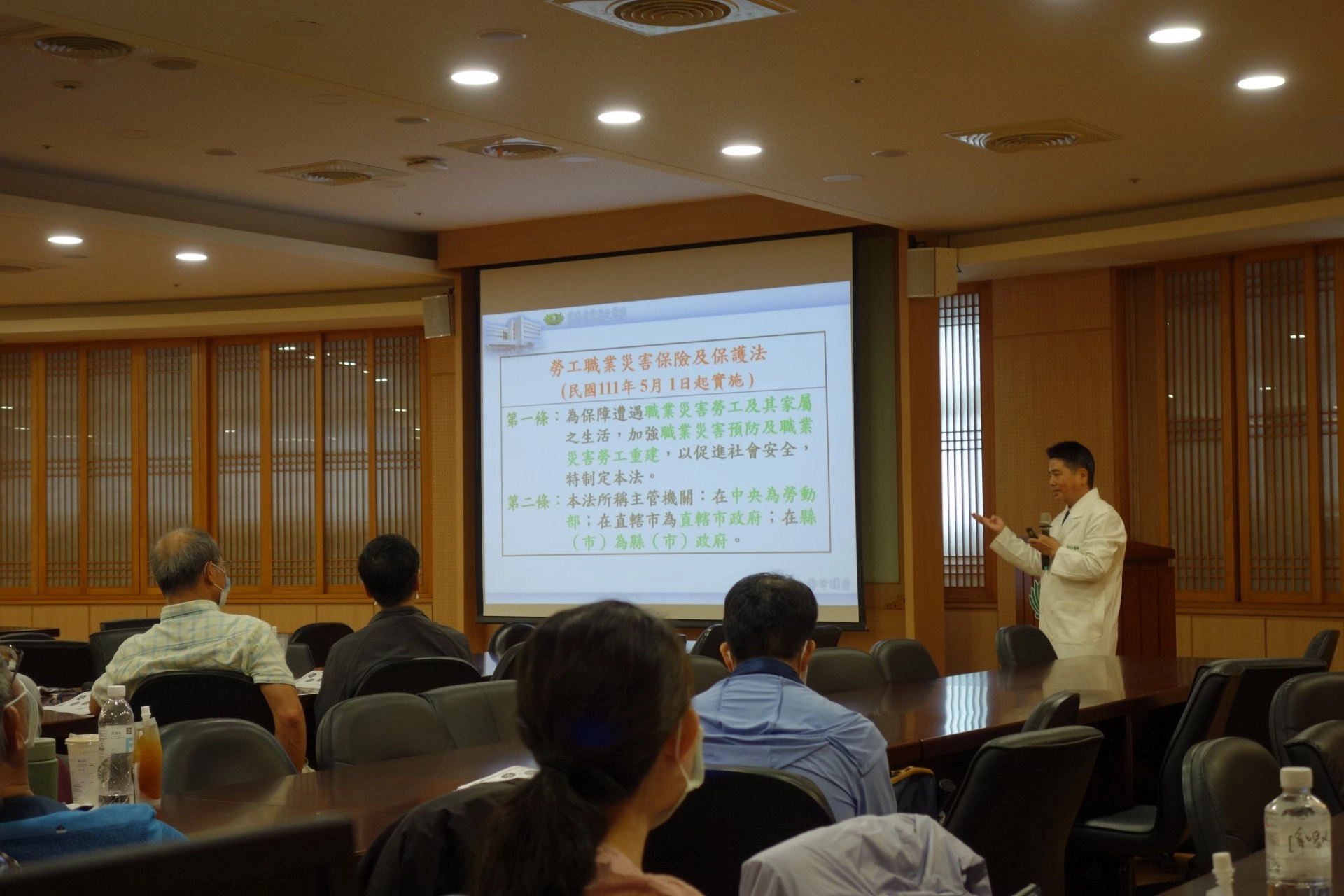 花蓮慈院職業醫學科主任劉鴻文醫師講解常見的職業傷病評估流程、職災勞工復工前應作的相關準備
