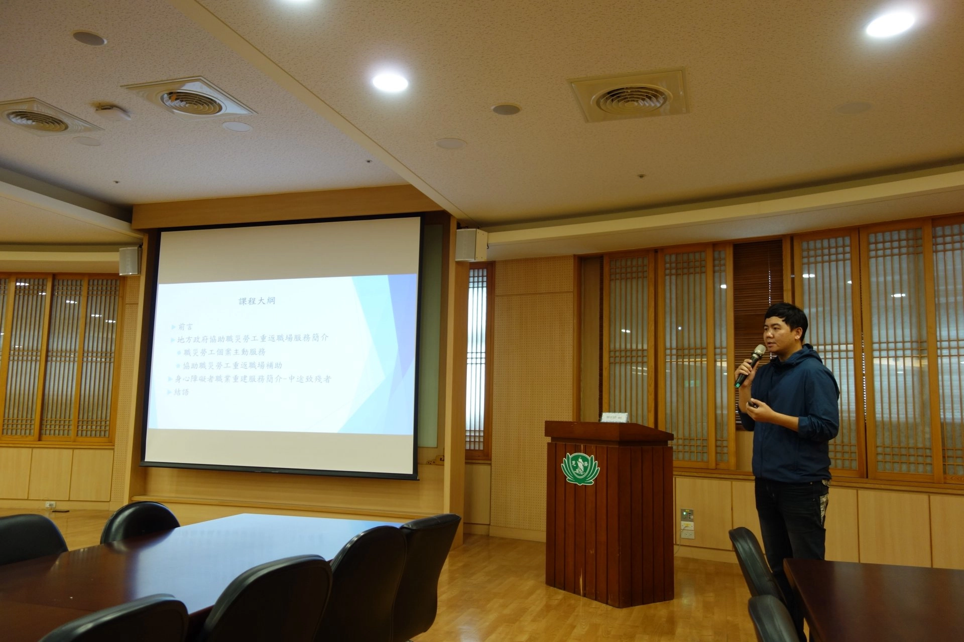 花蓮縣政府職災勞工重返職場行政協助人員林瑛才，講解縣政府所提供之各項重返職場協助。