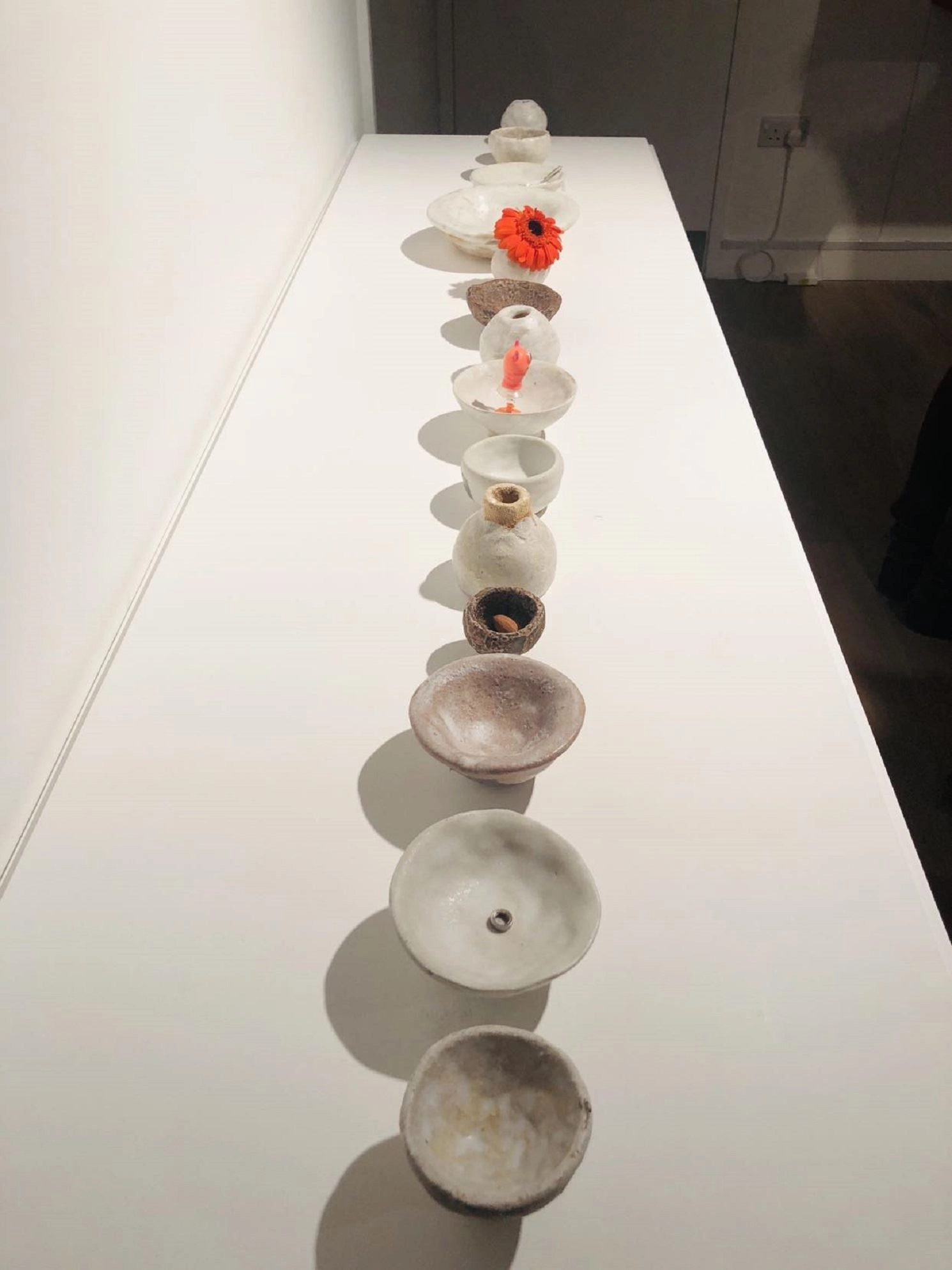 臺灣旅法藝術家蔡佳葳獲英國劍橋大學Kettle’s Yard美術館委託駐村創作，以陶為媒材，呼應李元佳的創作世界。