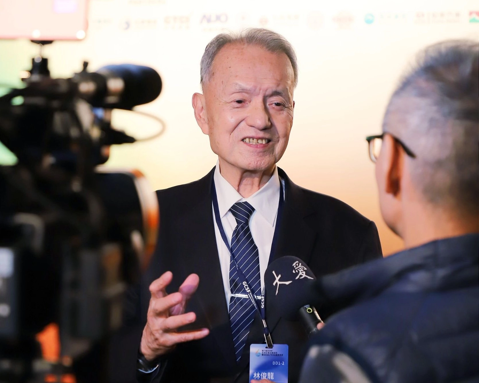 林俊龍執行長接受大愛電視新聞的採訪。
