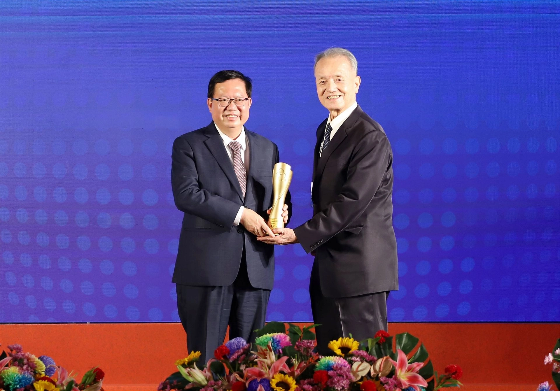 2023第十六屆TCSA台灣企業永續獎，行政院鄭文燦副院長頒獎給「永續傑出人物獎」得獎人林俊龍執行長。