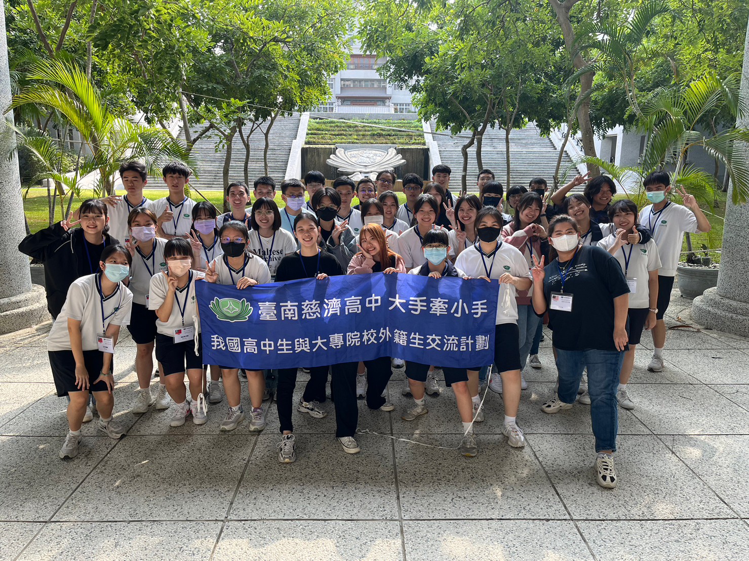 臺南慈中校園合影,紀念友誼長存。