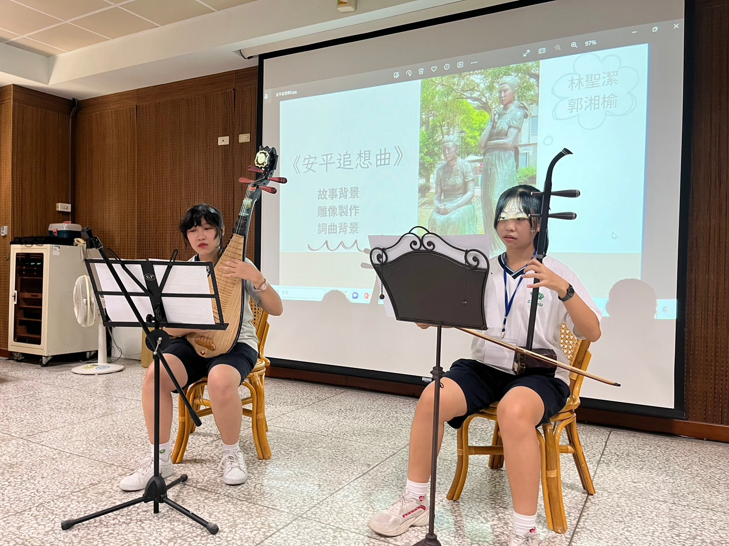 臺南慈中學生以琵琶、二胡演奏《安平追想曲》。