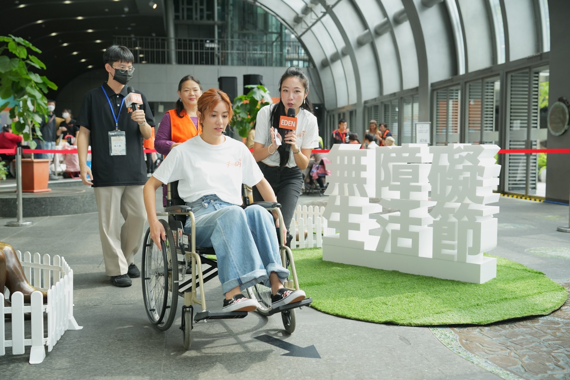 莎莎首次坐上輪椅體驗100公分的世界，感受輪椅族每天會面臨的挑戰與困境。