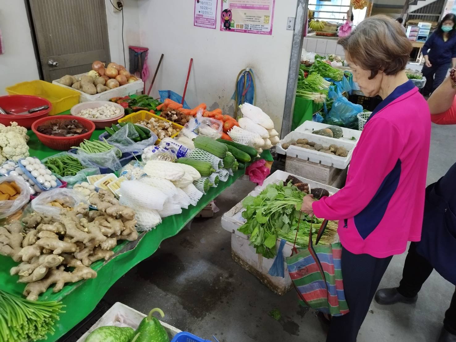 民眾自備購物袋採買