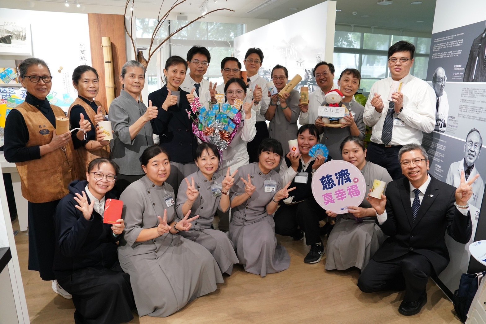 1111人力銀行舉辦2023年幸福企業票選經,花蓮慈院獲選為2023幸福企業生技醫療類金獎,這是全體醫護、醫技、行政、志工等所有單位共同努力得來的幸福成果。