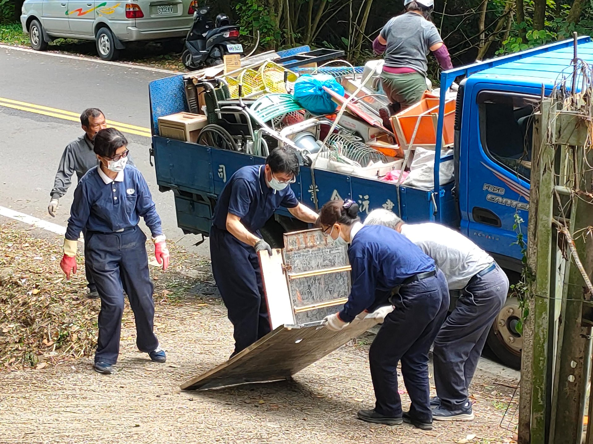 不堪使用需回收物品，由志工開環保車運走。