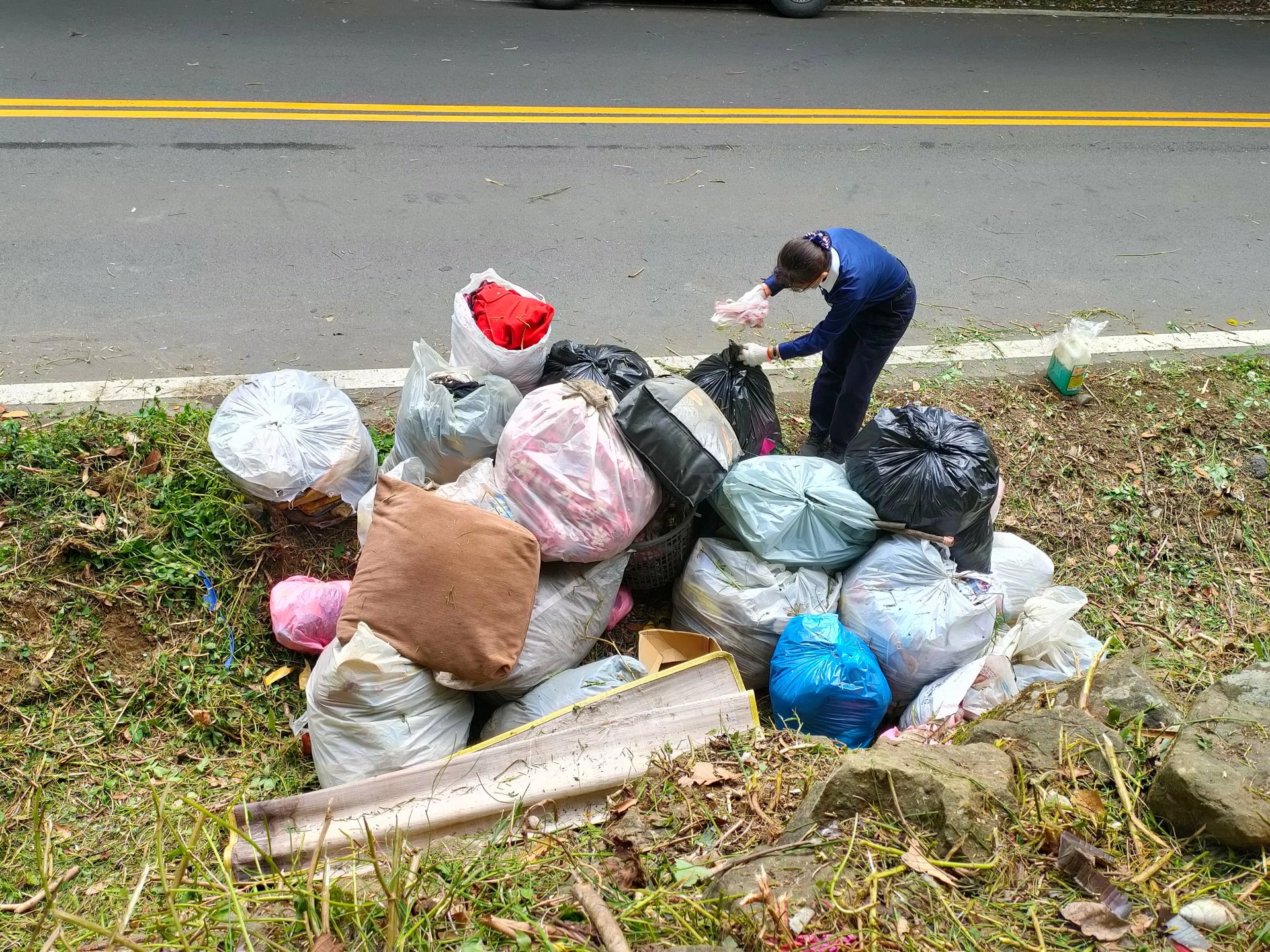 整理出了像小山的垃圾，村長高金祥將於上班日進行清運。