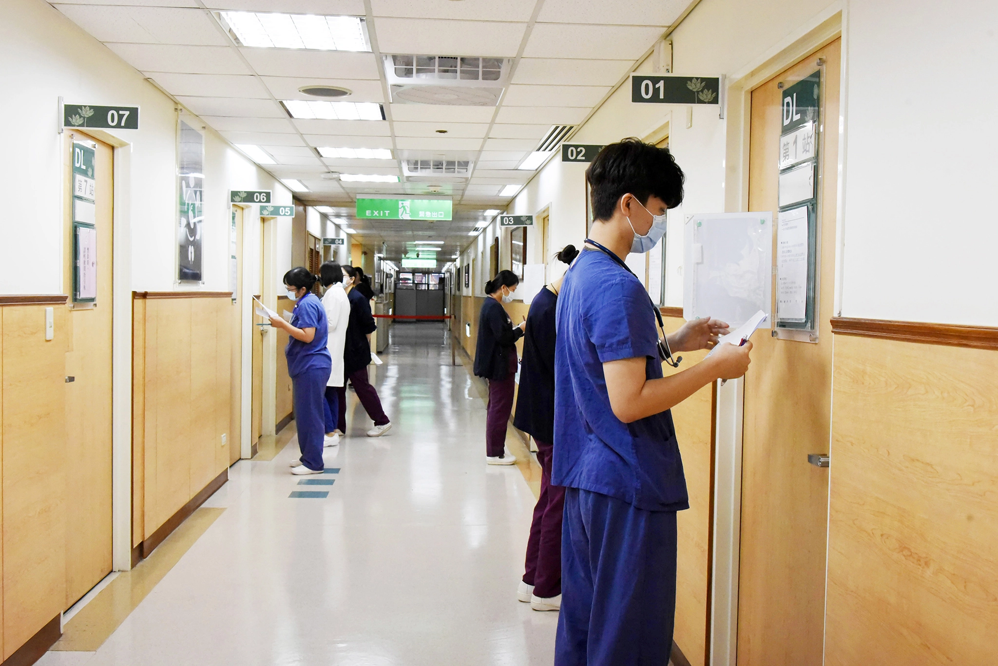 嘉義大林慈濟醫院為提升臨床病人照護品質，特在本院具有國家考場的臨床技能中心，定期舉辦為期兩天的「112年度專科護理師技術考試」。