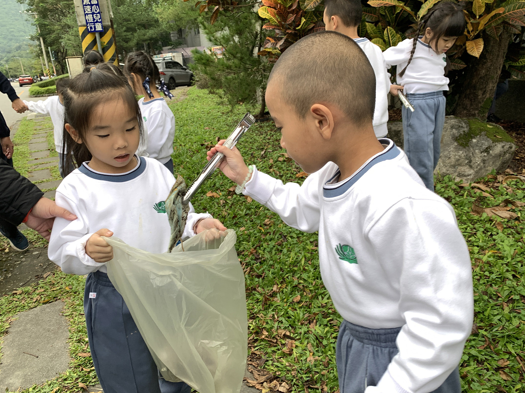 幼兒園年紀雖小，撿拾垃圾一點也不馬虎