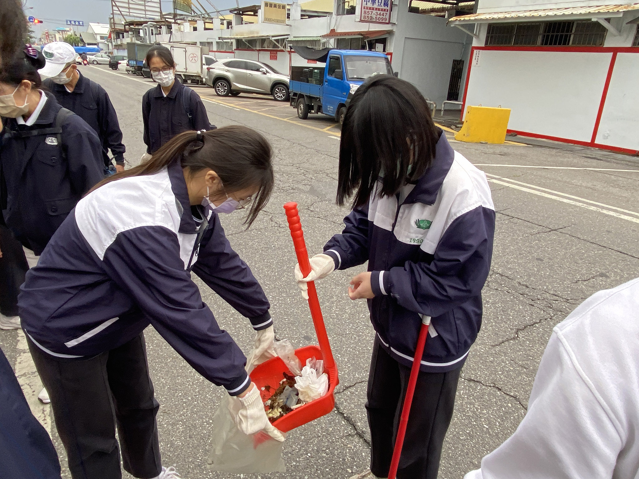 學生們沿街掃地，為環境整潔盡一份力
