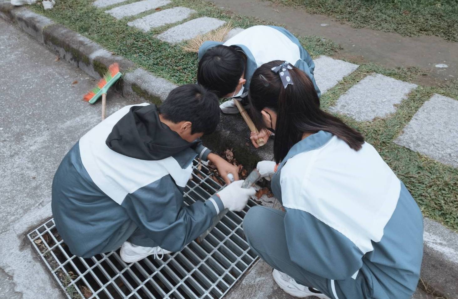 同學們奮力清除水溝內垃圾