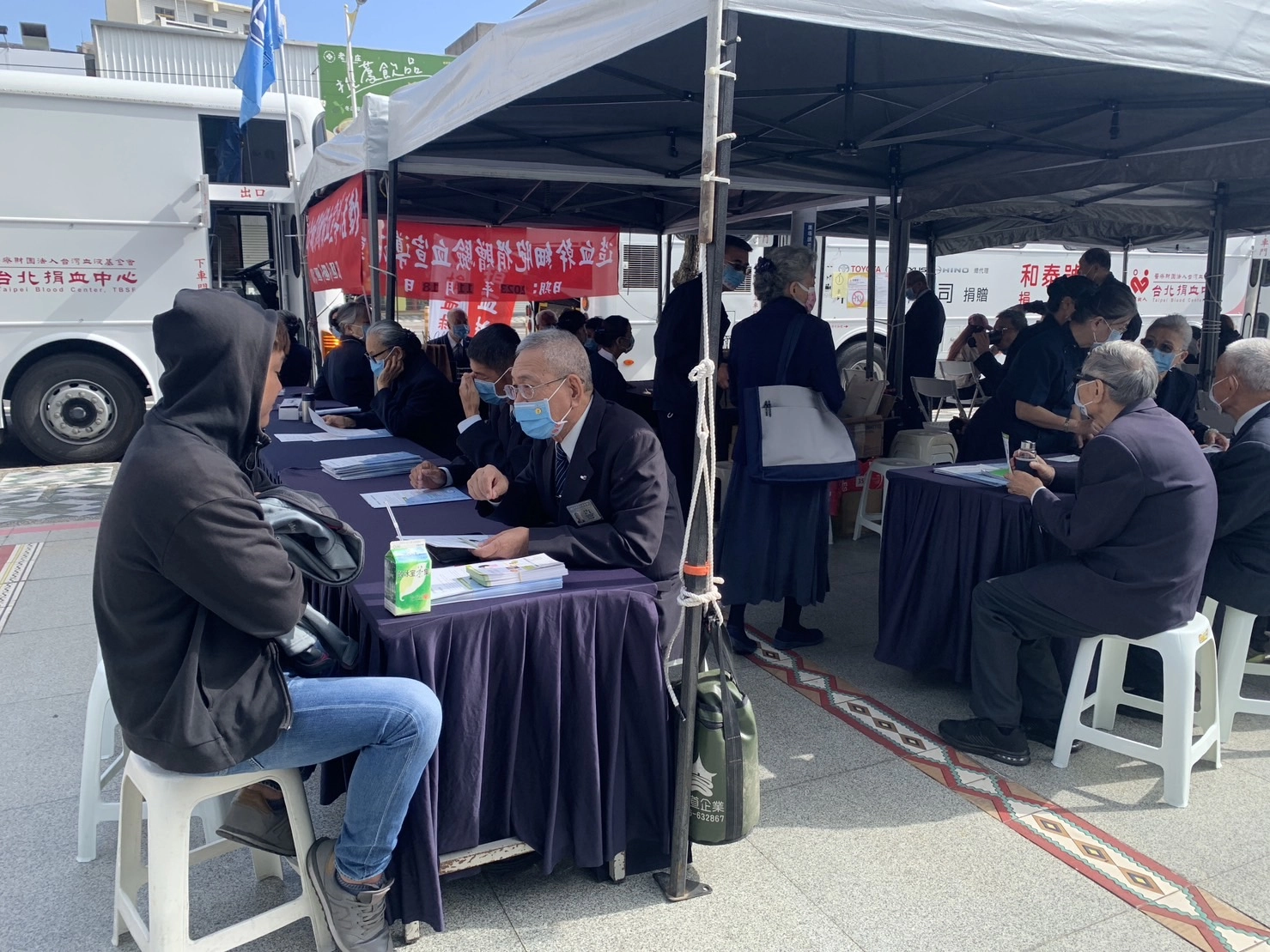 花蓮二信在花蓮遠東百貨前廣場舉辦捐血活動，同時邀約慈濟骨髓幹細胞中心合辦驗血建檔，邀約青年一起來建檔，加入救人的行列。