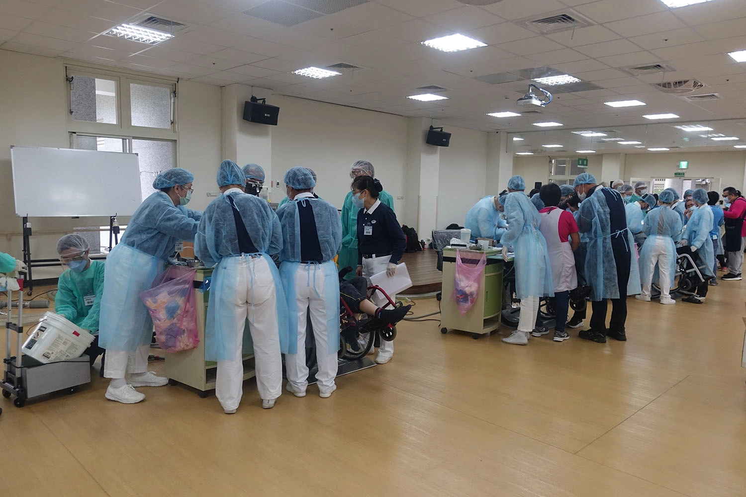 慈濟人醫會11月18日在台東仁愛之家為83位院民義診。(圖為慈濟基金會提供)