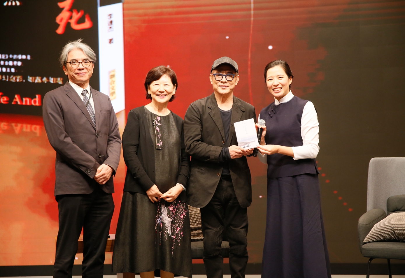 李連杰八歲進入武術學校,十歲時從影,一路走來,總認為在演別人故事,從中,他一直在尋找自己角色定位,用了25年時間去了解生、死是什麼。