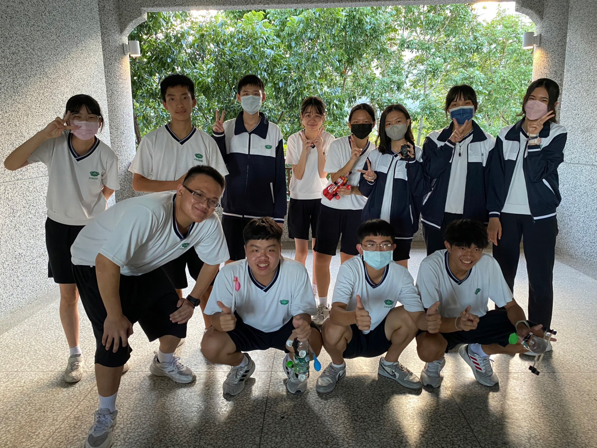 慈大附中學生分組進行氣球車比賽,圖為前三名獲獎組別