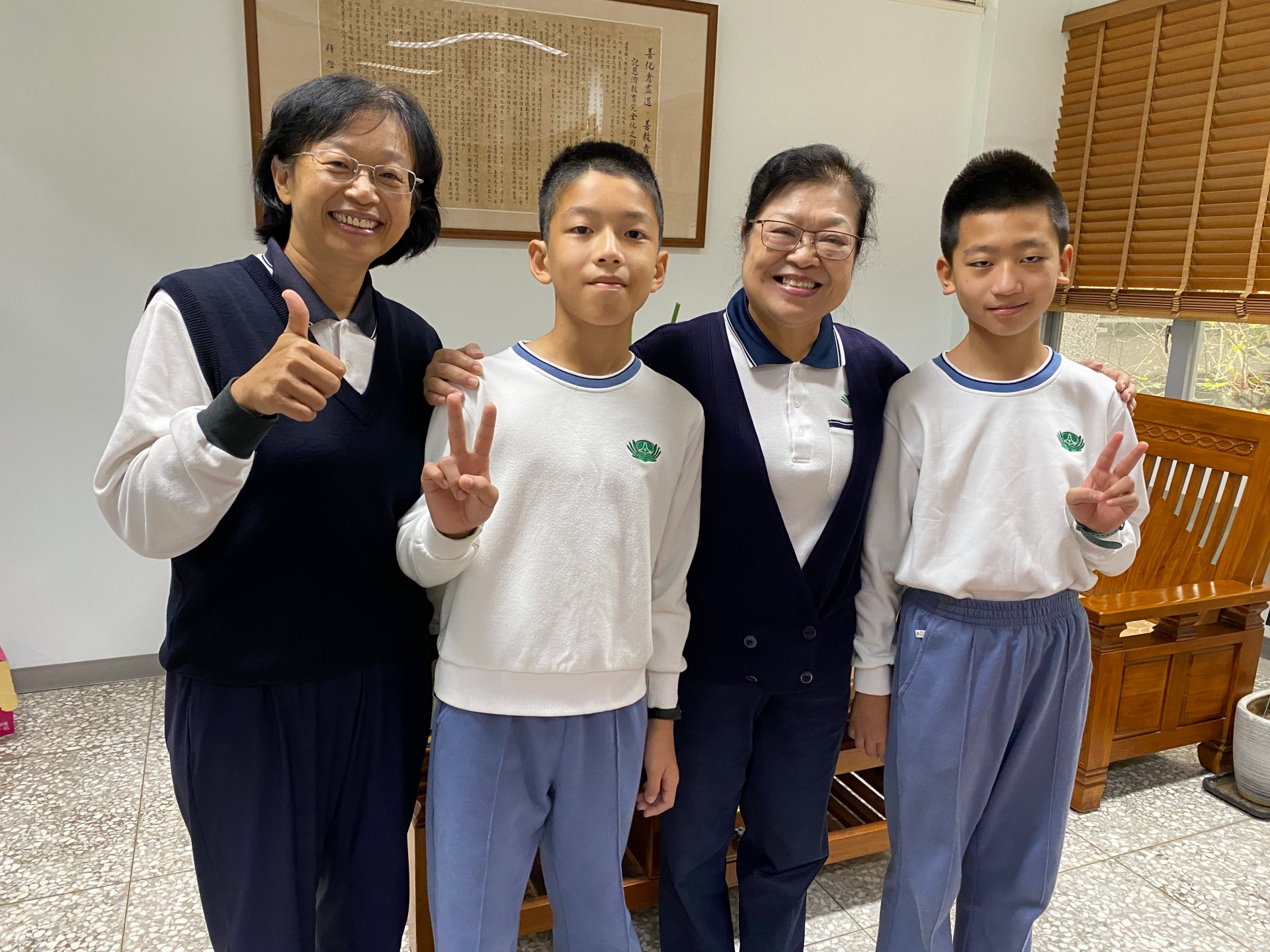 六年級洪予澤(左二)連續兩年榮獲金牌；鐘奕傑(右一)連續兩年跨級考國一組，皆榮獲金牌