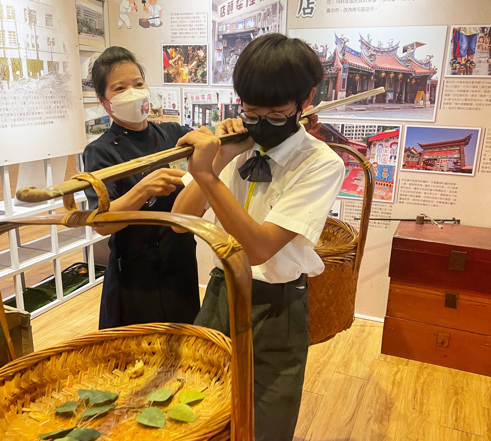 師姑讓孩子們體驗早期社會人力純樸的生活。