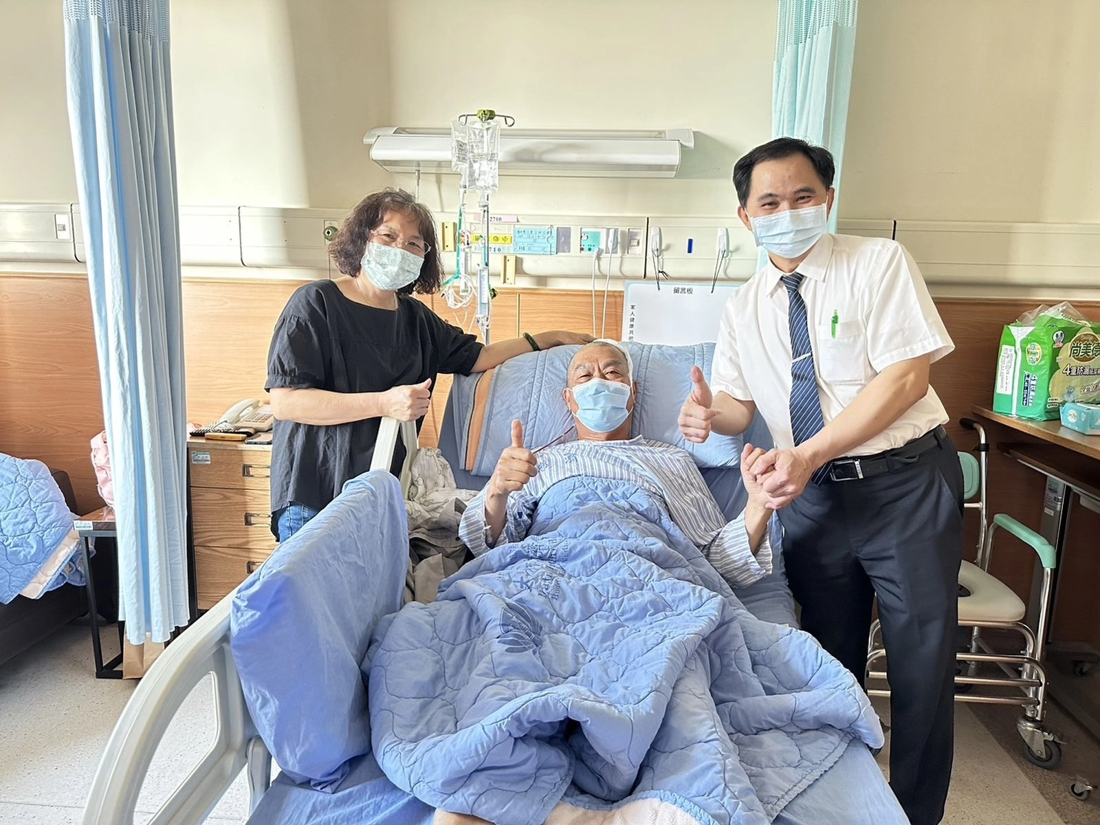 斗六慈濟醫院簡瑞騰院長（右）特別至病房探視住院中的陳先生