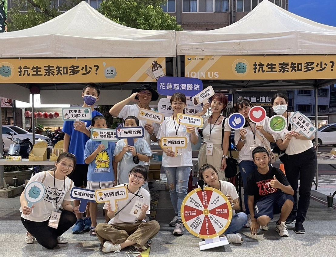 九月間，花蓮慈院與四家聯盟診所在遠百廣場舉辦抗生素衛教宣導。