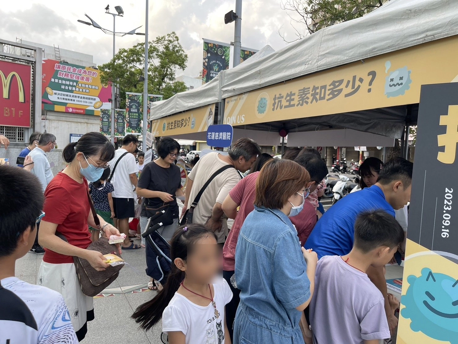 花蓮慈院與四家聯盟診所，以闖關遊戲宣導抗生素衛教知識，在花蓮遠百和平廣場的宣導活動，獲得民眾熱情響應。