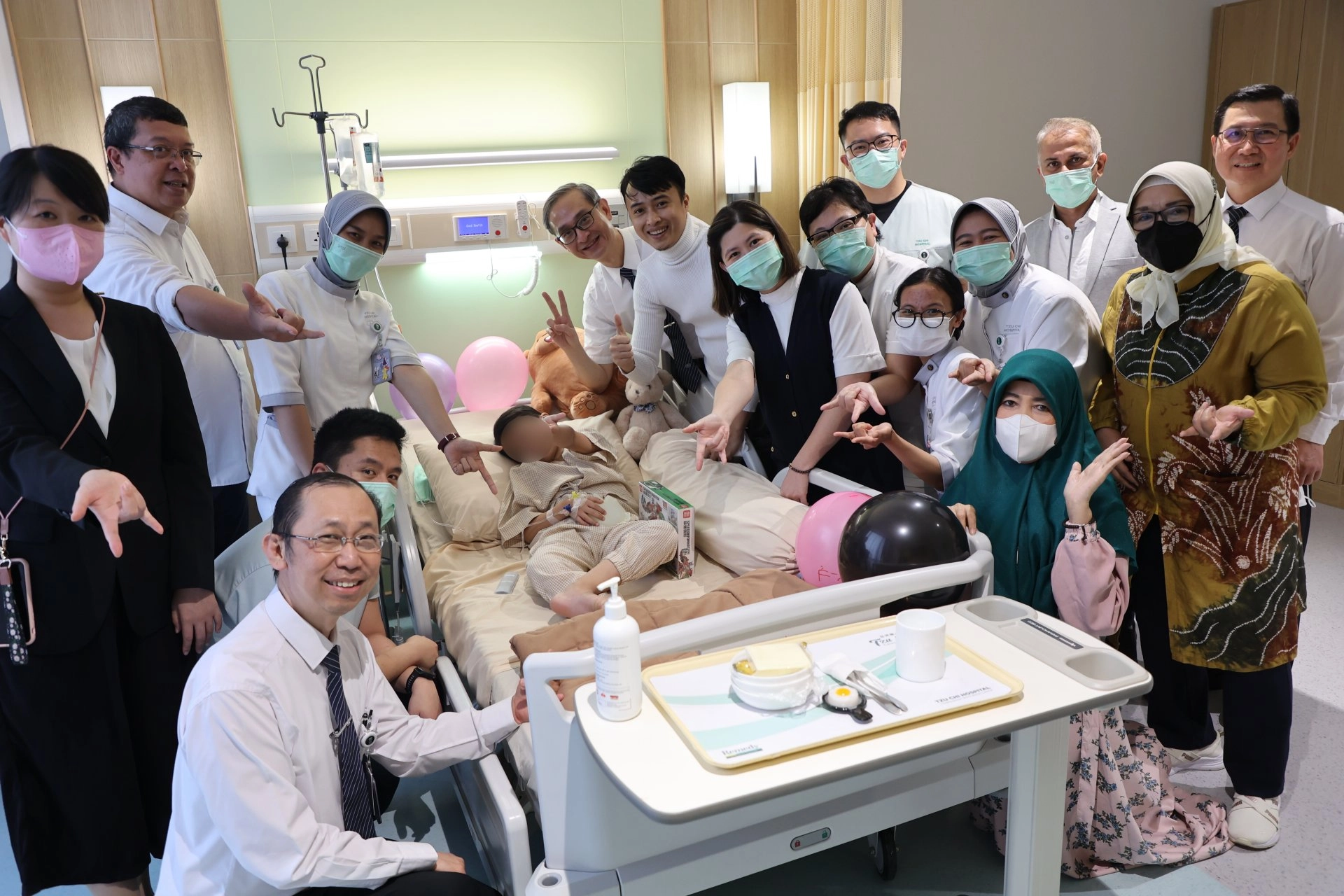 花蓮慈院與印尼慈院骨髓移植團隊也到病房鼓勵勇敢的弟弟Alfatih。