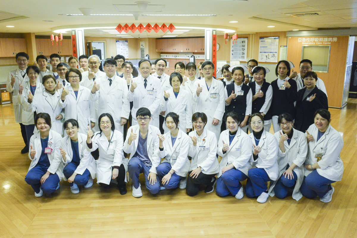 台北慈濟醫院胸腔內科醫師、呼吸道個管師、護理師、呼吸治療師、營養師、戒菸個管師提供氣喘患者跨團隊且多元化的治療。