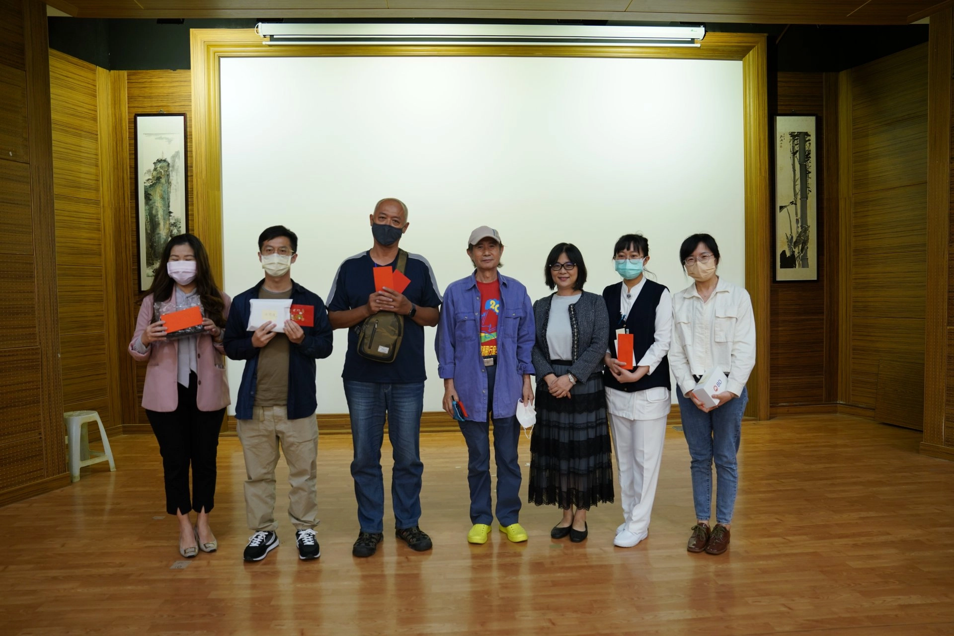 花蓮慈院風濕免疫科舉行「僵局可解，癬關易過」病友會，主任蘇桂英((右三)親切與現場提問民眾合影。