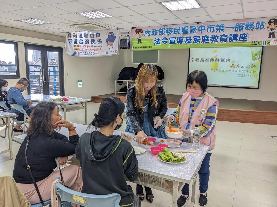 新住民多元文化講師龐善云帶領新住民及家人一起手作越南春捲