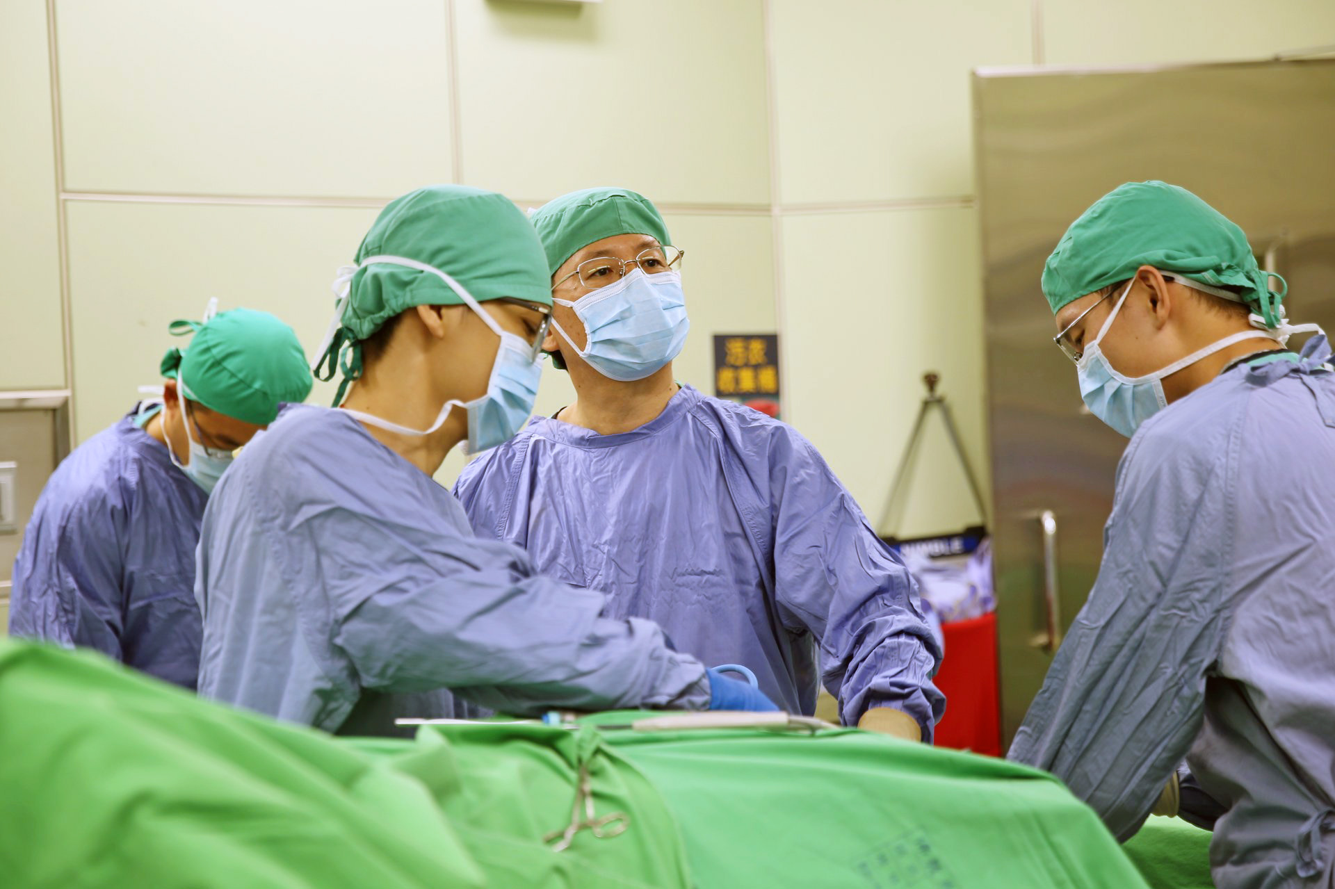 李宏滿教授為膝關節退化病患進行手術。