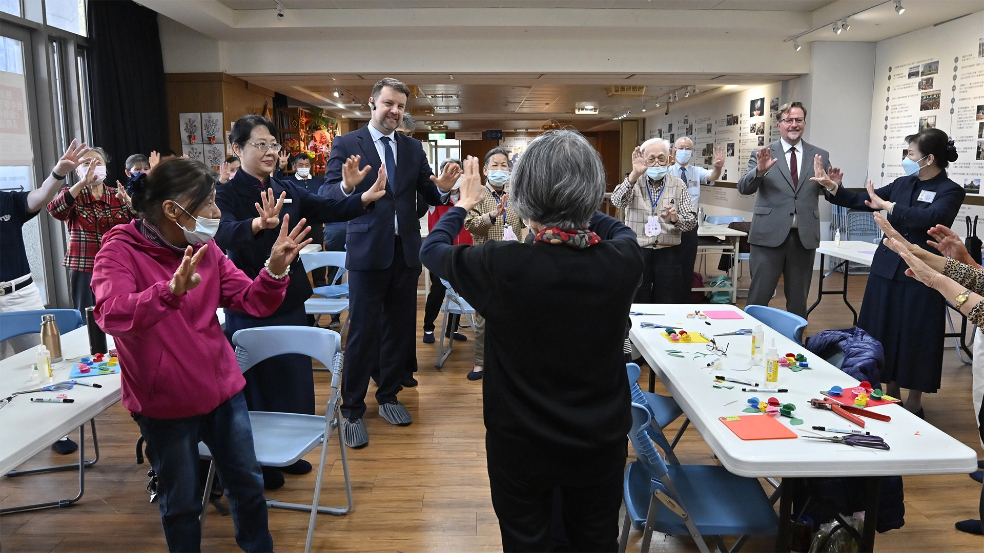 波蘭奧坡雷市府11月22日在台中靜思堂與長照據點長者互動。