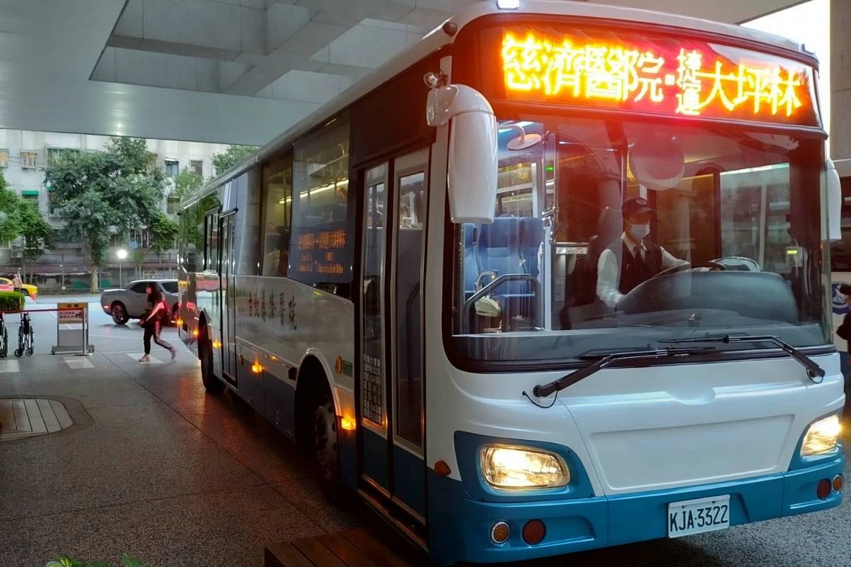 11月23日，巴士正式發車接駁來院民眾。