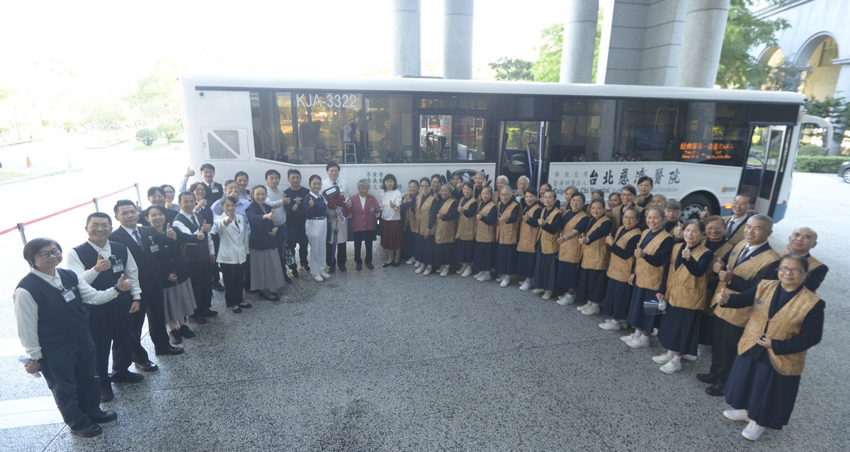 李黃香女士長年熱心社會公益，捐贈台北慈院接駁巴士。